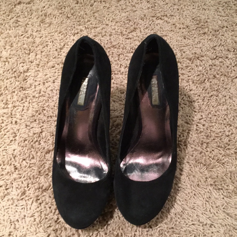 Black stiletto closed toe shoe